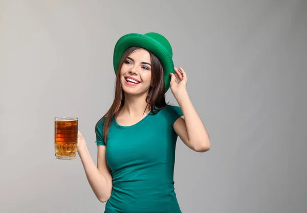 Belle Jeune Femme Chapeau Vert Avec Une Tasse Bière Sur — Photo