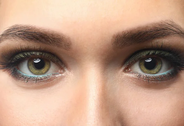 Hermosa Joven Con Maquillaje Brillante Primer Plano — Foto de Stock