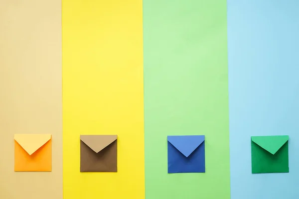 Différentes Enveloppes Sur Fond Couleur — Photo