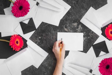 Grunge masada mektup yazma kadın