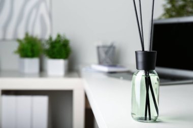 Odadaki masada Reed dağıtıcı