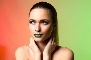 Parlak makyaj renk arka plan üzerinde olan güzel kadın