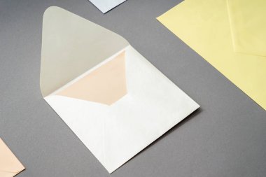 Gri arka plan üzerinde birçok boş zarflar