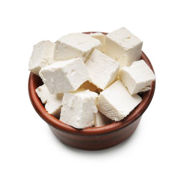 Beyaz zemin üzerine lezzetli peynir ile kase