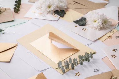 Zarflar ve masada çiçek dekorasyonu