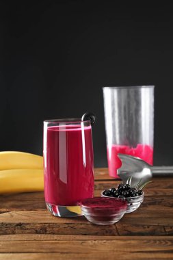 Acai smoothie ahşap masa üzerinde bardak