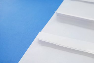 Renk arka plan, closeup üzerinde boş zarflar