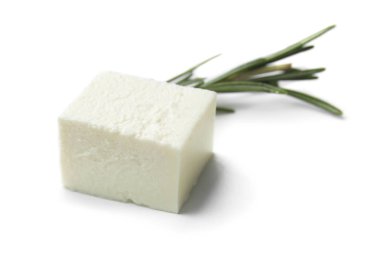 Beyaz arka planda lezzetli peynir.