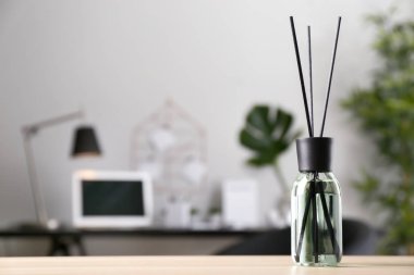 Odadaki masada Reed dağıtıcı