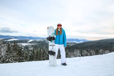Sportif kadın snowboard, kış