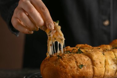 Kadın lezzetli sarımsaklı ekmek, tatlı yeme