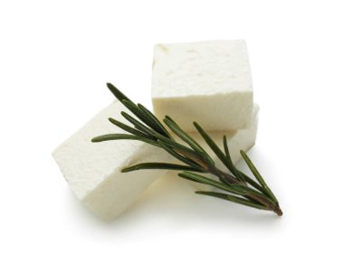 Beyaz arka planda lezzetli peynir.