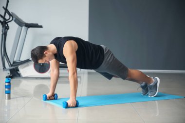 Spor salonunda eğitim sportif genç adam