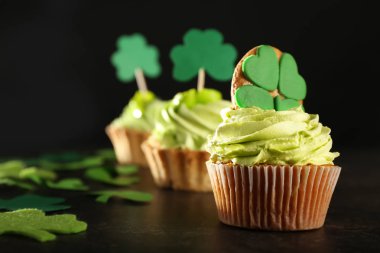 Lezzetli çörekler ve yonca masada. Aziz Patrick günü kutlama