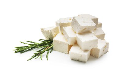 Beyaz zemin üzerine lezzetli peynir parçalarını