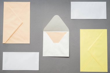 Gri arka plan üzerinde birçok boş zarflar