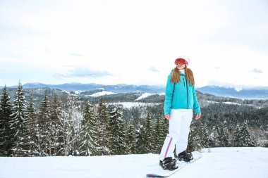 Sportif kadın snowboard, kış