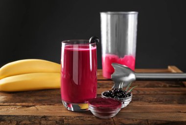 Acai smoothie ahşap masa üzerinde bardak