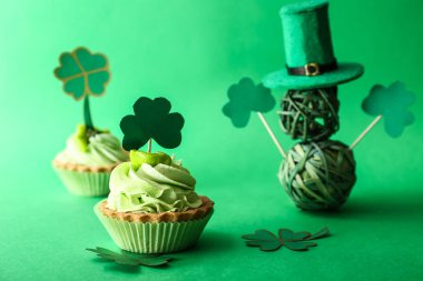 Yonca renk arka plan üzerinde pasta. Aziz Patrick günü kutlama