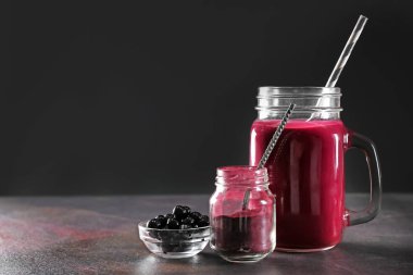 Mason kavanoza acai smoothie tablo ile