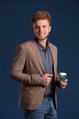 Kahve renkli arka plan üzerinde şık genç adam