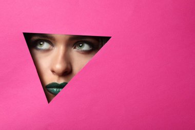 Parlak makyaj renk kağıt üçgen şeklindeki deliğine görünür olan güzel kadın
