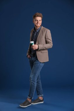 Kahve renkli arka plan üzerinde şık genç adam