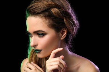 Güzel genç kadın koyu arka plan üzerinde parlak makyaj ile