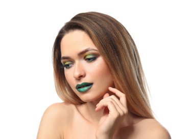 Beyaz arka plan üzerinde parlak makyaj ile güzel genç kadın