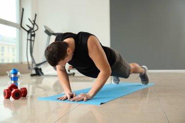 Spor salonunda eğitim sportif genç adam