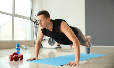 Spor salonunda eğitim sportif genç adam