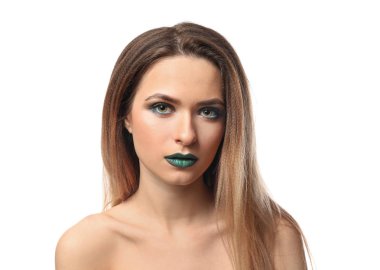 Beyaz arka plan üzerinde parlak makyaj ile güzel genç kadın