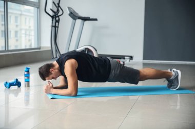 Spor salonunda eğitim sportif genç adam