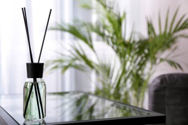 Odadaki masada Reed dağıtıcı