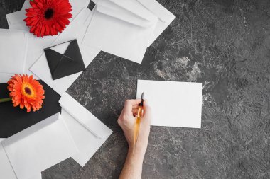 Grunge masada mektup yazma kadın