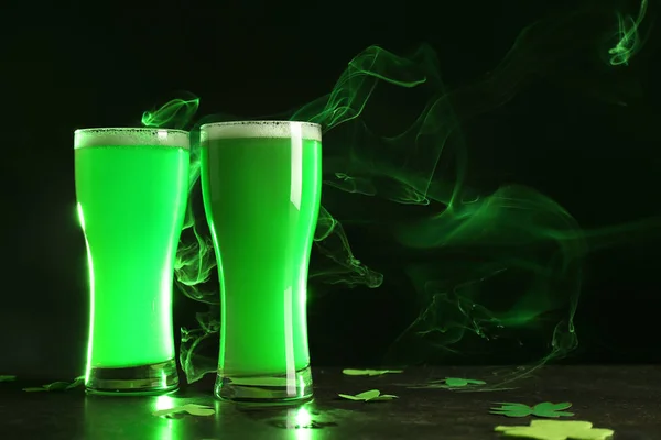 Brýle Zelené Pivo Stole Oslava Dne Svatého Patrika — Stock fotografie