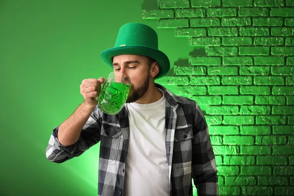 Bello Giovanotto Con Cappello Verde Che Beve Birra Sullo Sfondo — Foto Stock