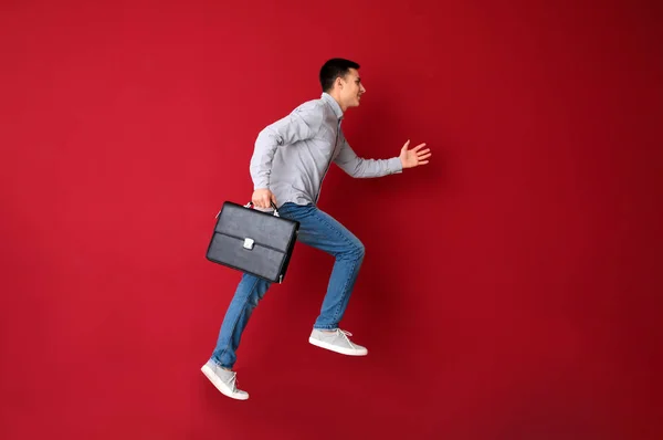 Hombre Corriendo Con Maletín Sobre Fondo Color —  Fotos de Stock