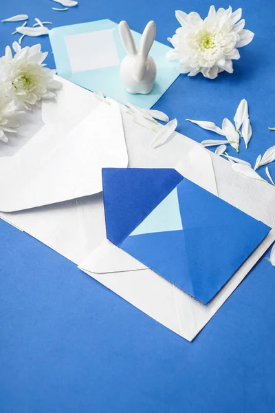 Envelopes Flower Petals Color Background — Stock Photo, Image