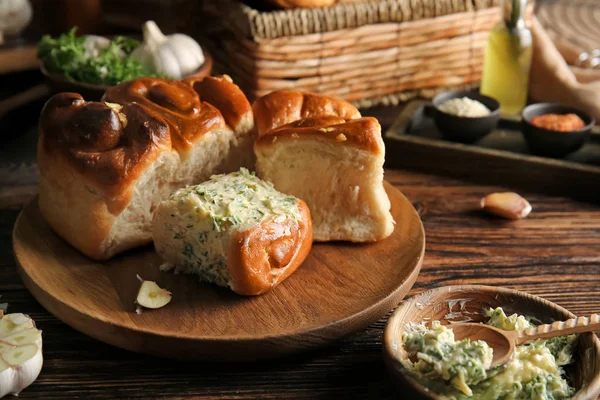 Plaka lezzetli sarımsak buns tablo ile