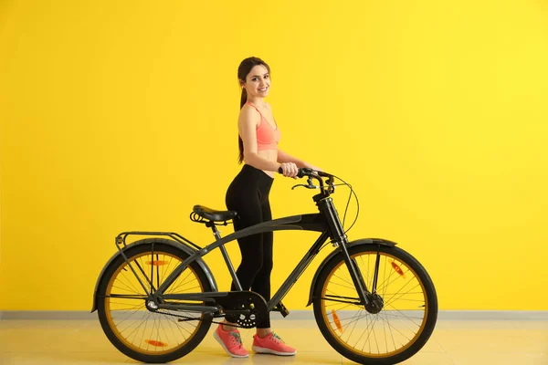 Sportowy Młoda Kobieta Rowerów Pobliżu Kolor Ściany — Zdjęcie stockowe
