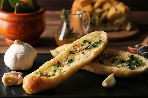 Lezzetli sarımsaklı ekmek masada