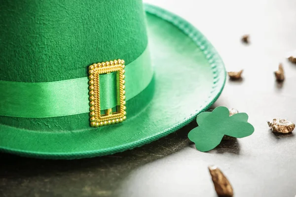 Masada altın nuggets ile cin şapka. Aziz Patrick günü kutlama