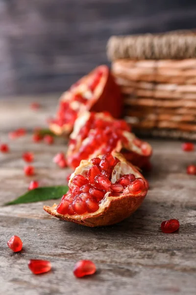 Pieces Ripe Pomegranate Table — Stock Photo, Image