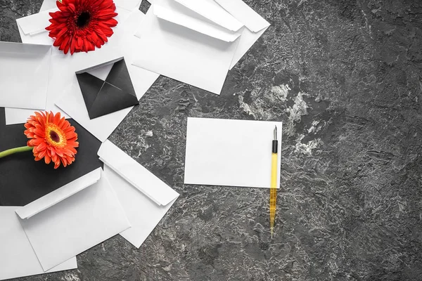 Birçok zarf, boş kağıt ve çiçek grunge arka plan üzerinde