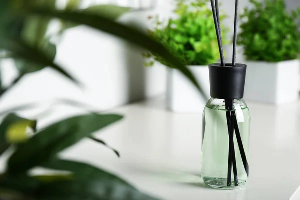 Diffuseur Reed Sur Table Dans Chambre — Photo