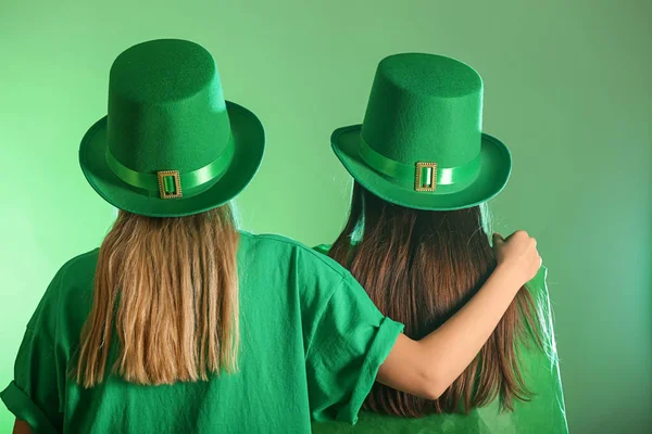 Junge Frauen Mit Grünen Hüten Auf Farbigem Hintergrund Patrick Day — Stockfoto
