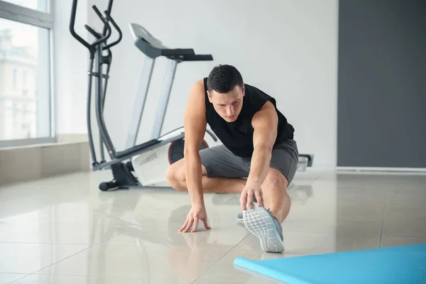 Sporty Young Man Training Gym — Stock Photo, Image