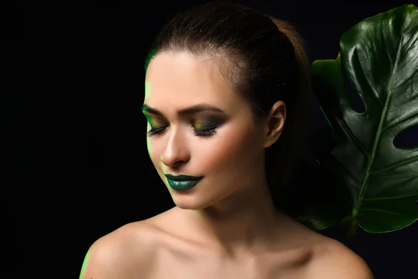 Mulher Bonita Com Maquiagem Brilhante Folha Tropical Fundo Escuro — Fotografia de Stock