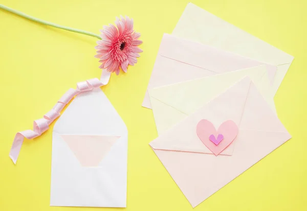 Envelopes Beautiful Flower Color Background — Stock Photo, Image